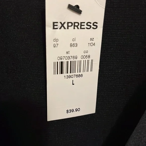 Express- black V-neck sleeveless shirt - Picture 3 of 5